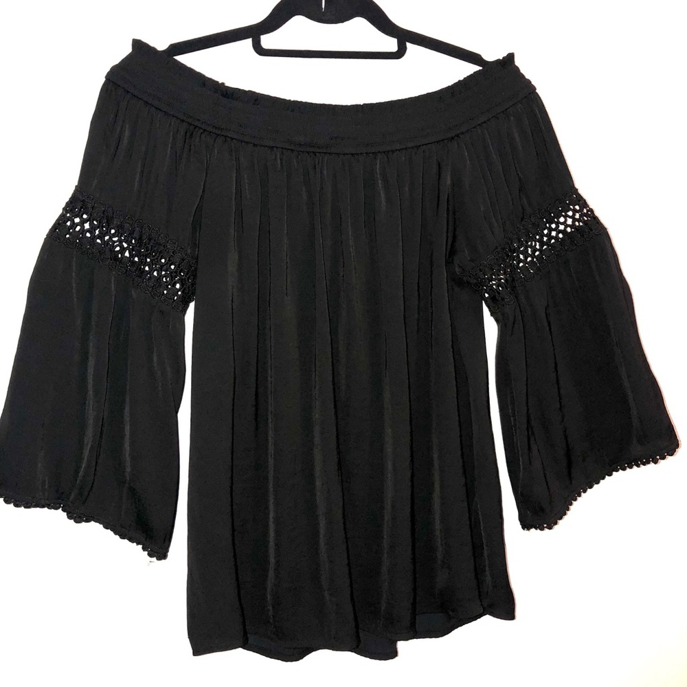 Off the shoulder elastic neckline